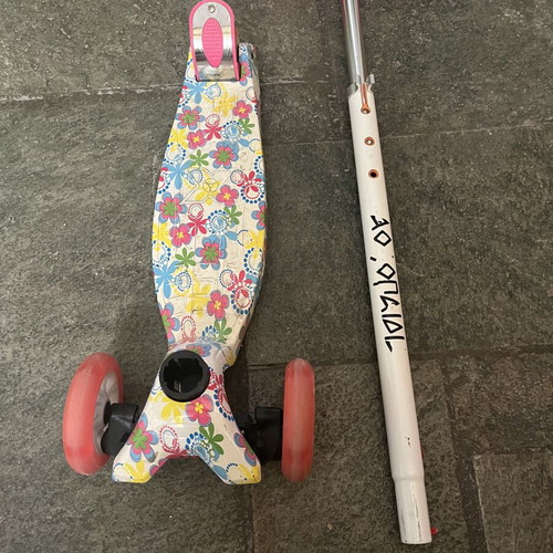 Children's three-wheel scooter used with adjustable handlebar