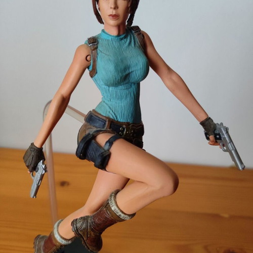 Lara Croft Tomb Raider Anniversary 2007 collectible figure with base and pistols