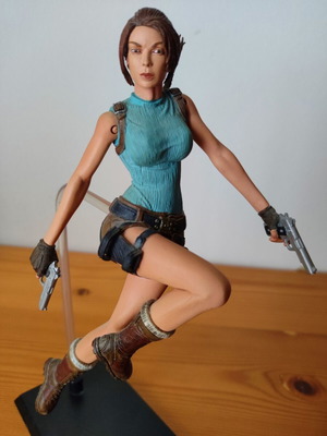 Lara Croft Tomb Raider Anniversary 2007 collectible figure with base and pistols