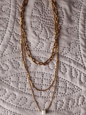 Triple necklace like new, gold color, steel