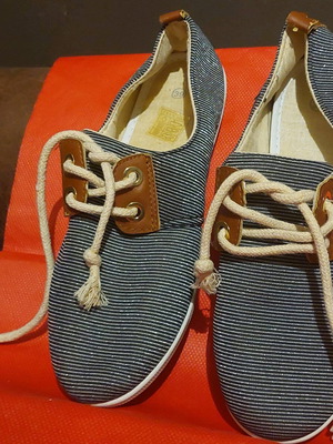 Striped canvas shoes size 39 like new with laces and leather details