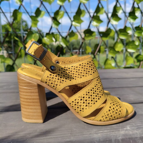 Level Anatomic women's anatomical yellow leather sandals size 37 like new