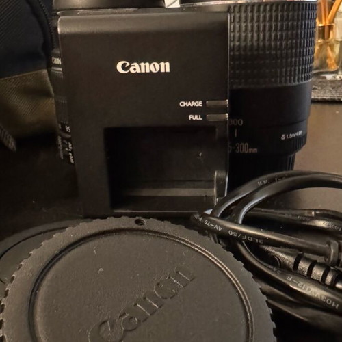 Canon EOS 200d camera like new with 18-55mm and 75-300mm lenses