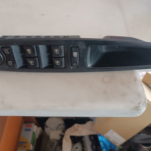 Window switch for Renault Megane '08-'14 used in excellent condition