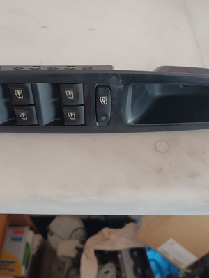 Window switch for Renault Megane '08-'14 used in excellent condition