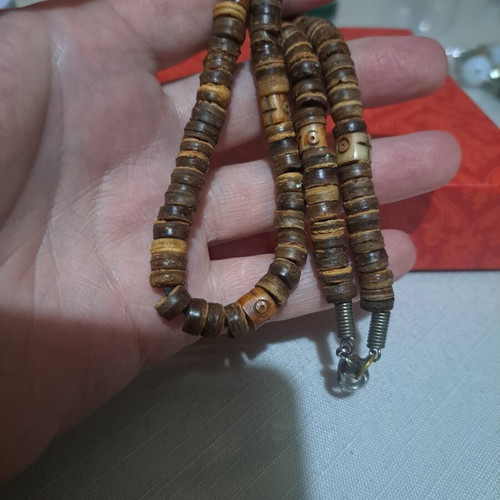 Wooden necklace like new with brown beads