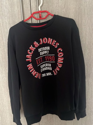 Jack & Jones φούτερ με στάμπα στο στήθος σε μαύρο, μέγεθος L