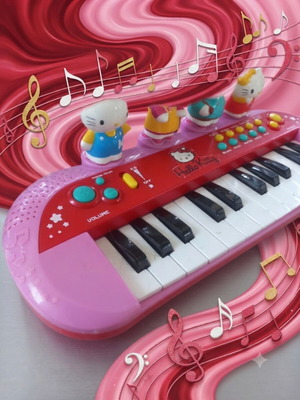 Sanrio Hello Kitty electronic piano vintage Claudio Reig