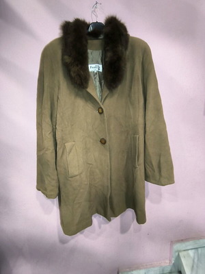 Wool coat with fur collar like new, brown