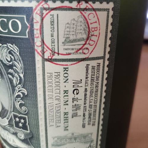 Diplomático Reserva Exclusiva bottle used for handmade creations