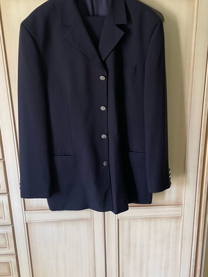 Navy blue men's suit like new, well tailored, size L