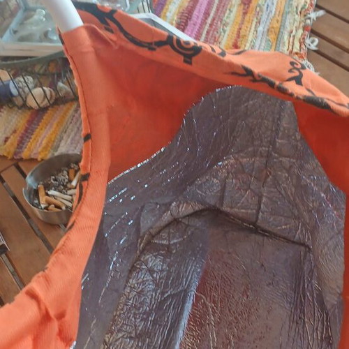 Insulated bag with aluminum handles