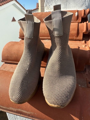 Slip on sneakers size 33 like new, beige