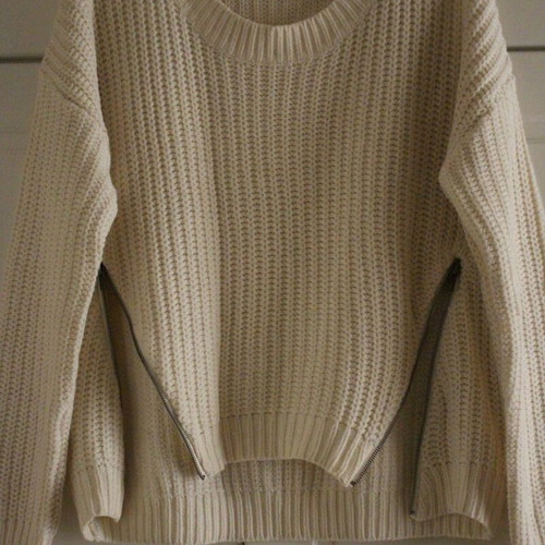 White sweater with zipper like new