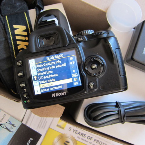Nikon D60 DSLR Camera Kit DX Format 10.2MP with VR 18-55mm Lens like new