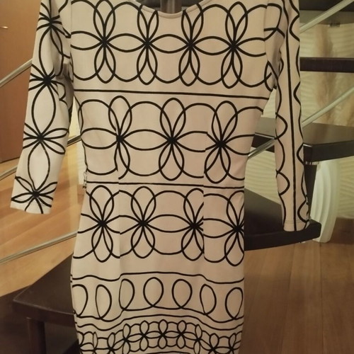 Tight mini dress used with velvet details in beige and black
