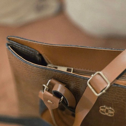 Croci shoulder bag new, quality croc leather type, brown