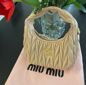 miu miu τσάντα