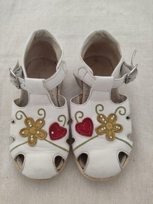 Girls white leather sandals used with yellow flowers and red hearts size 25 Crocodilino