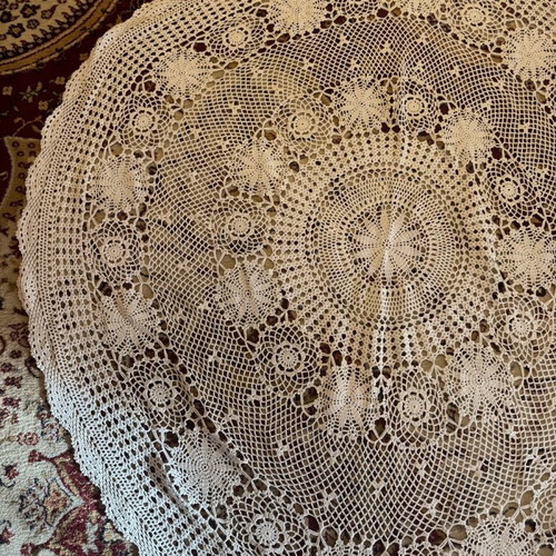 Round tablecloth vintage large used in excellent condition