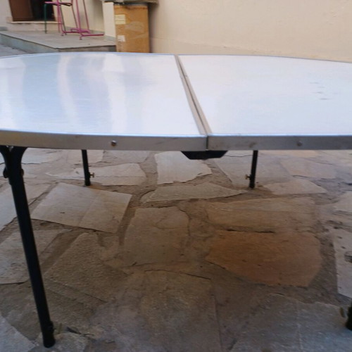 Outdoor folding table like new, metal construction, seats 6
