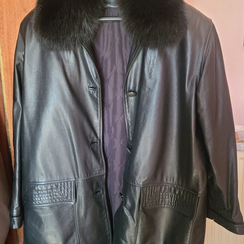 Leather women's coat with fur collar, like new, size medium/large