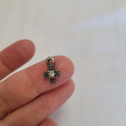 Cross pendant necklace