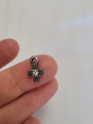 Cross pendant necklace