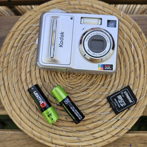 Kodak EasyShare C653 6.1MP digital point-and-shoot camera bundle