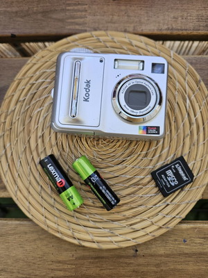 Kodak EasyShare C653 6.1MP digital point-and-shoot camera bundle