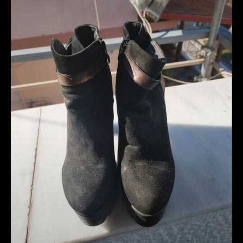 Booties size 39 like new, black with thick heel and platform