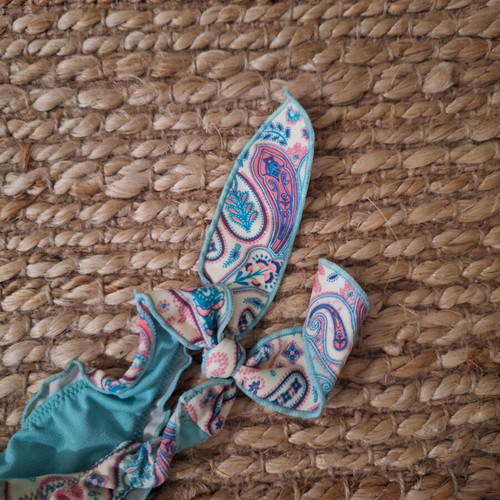 H&M Women's Bikini top with removable padding like new, black and multicolor