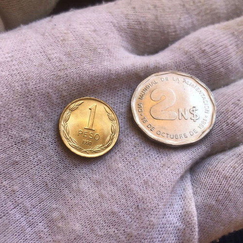 Set of 2 Pesos coins Chile 1990 and Uruguay 1981 like new