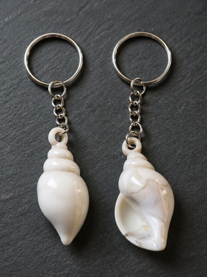 Summer Keychain with Shell Design and White Marble Look