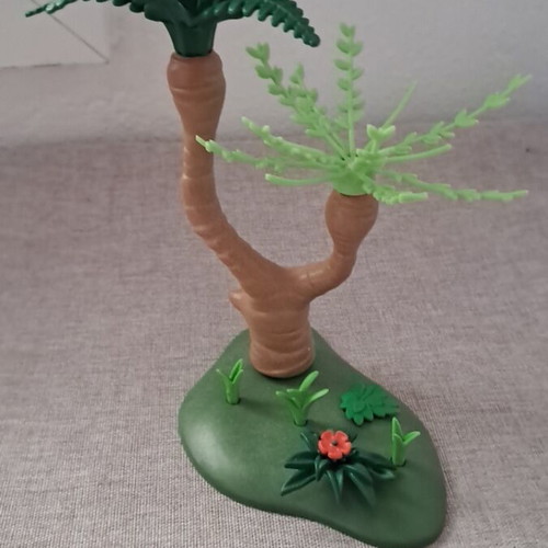 Playmobil tropical tree with base and plants like new