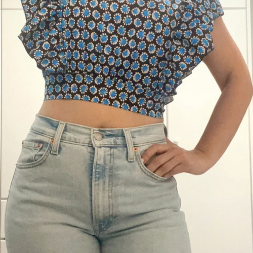 Crop blouse with open back and ruffles like new, black and blue, size M
