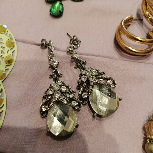 Earrings pack of 16, like new, faux