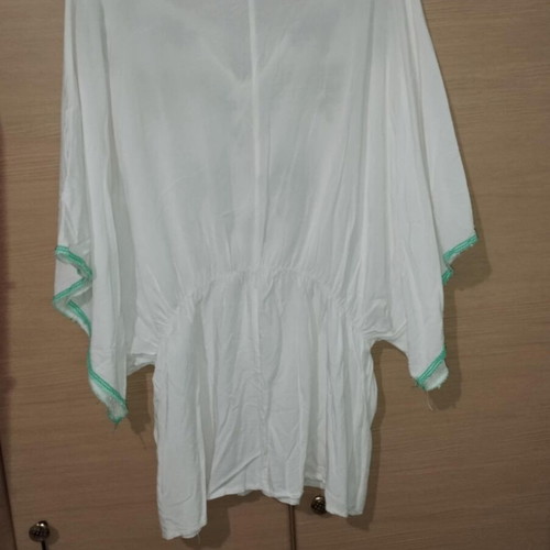 White kaftan with embroidered flowers like new, one size up to XL