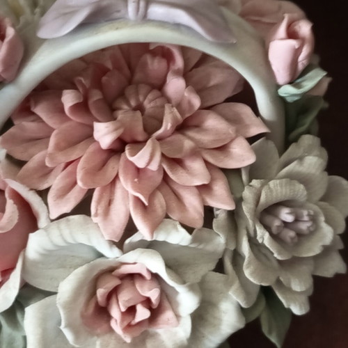 Porcelain rose set with resin flowers, like new