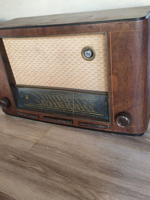 Antique radio from 1950 in like new condition