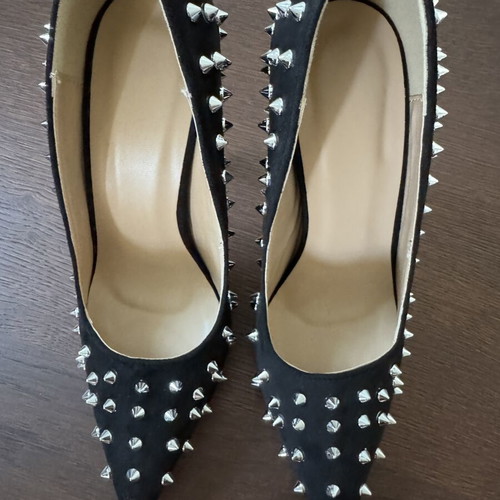 Studded black pumps new, size 37.5