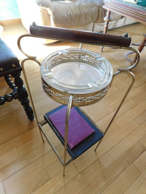 Παλαιό επίδαπέδιο σταχτοδοχείο μεταχειρισμένο με κρυστάλλινο τασάκι και ραφάκι