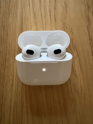 Apple AirPods 3ης γενιάς με θήκη φόρτισης Lightning