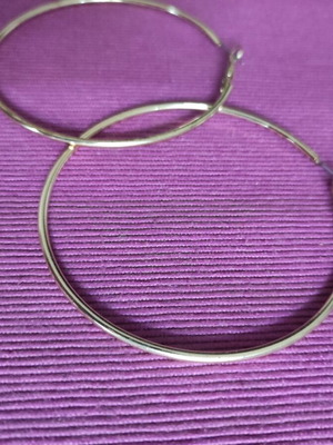 Hoop earrings in gold tone like new, simple and classic
