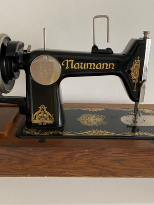 Naumann Vintage Hand Crank Sewing Machine with Wooden Case like new