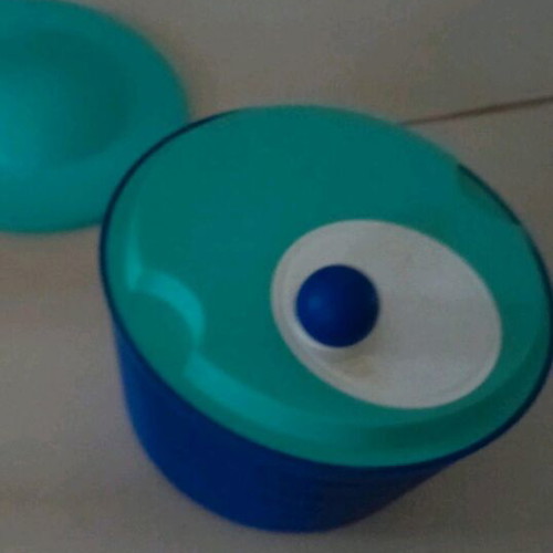 Large container with strainer, lid and stirrer like new