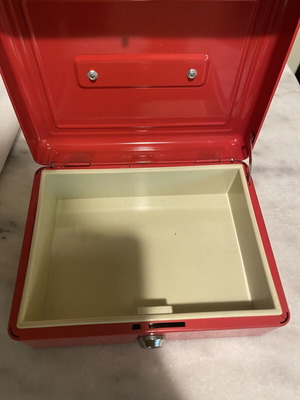 Metal cash box without key