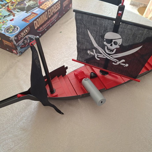 Domino Express Pirate Ship game like new with 250 dominoes