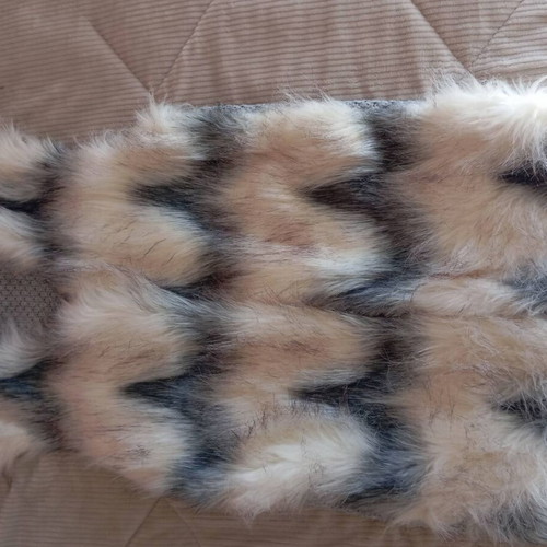 Sleeveless jacket like new with gray knitted back and fur