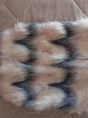 Sleeveless jacket like new with gray knitted back and fur